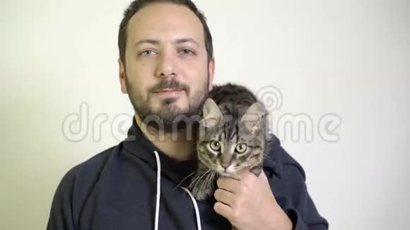 男人肩上扛着一只小猫他喜欢小猫视频的预览图