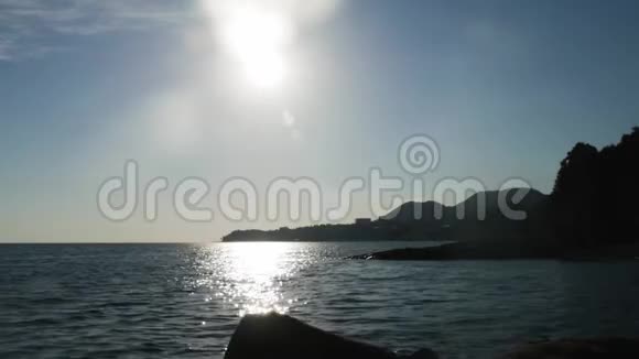 夕阳西下的海山沙滩上的太阳落山人们在沙滩上视频的预览图