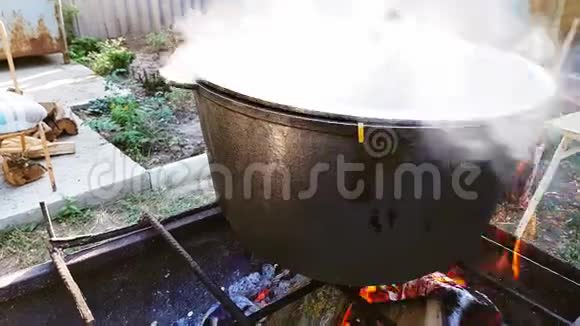 博格拉奇汤配辣椒肉豆蔬菜饺子传统匈牙利古拉什在大锅熟食视频的预览图