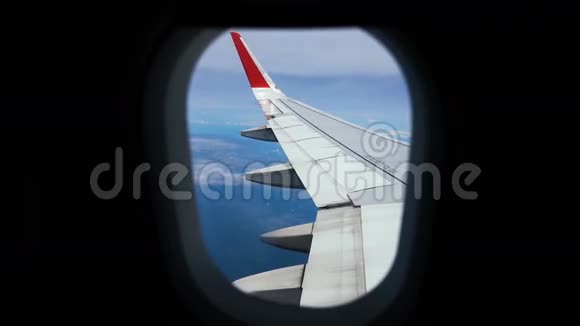飞机窗口观景日在飞机的机翼上客机航空公司飞行旅行繁忙视频的预览图