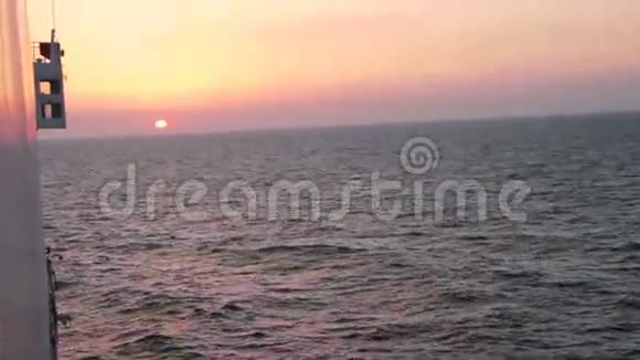 从渡轮上俯瞰海景的日落视频的预览图