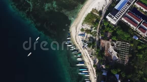 空中无人驾驶飞机观船停泊在海湾与清澈和绿松石水视频的预览图