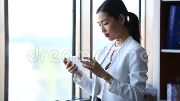 带平板电脑的亚洲年轻女人视频的预览图