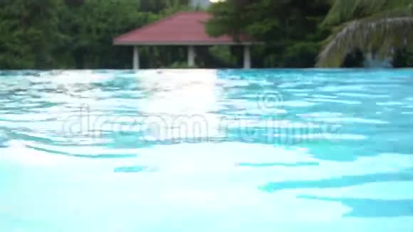 老人在游泳池边游泳亚洲老人在游泳池里游泳视频的预览图