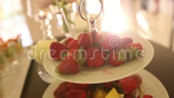 婚礼装饰草莓婚礼装饰虾仁视频的预览图