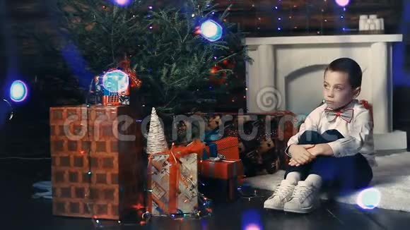 小男孩装饰圣诞树视频的预览图