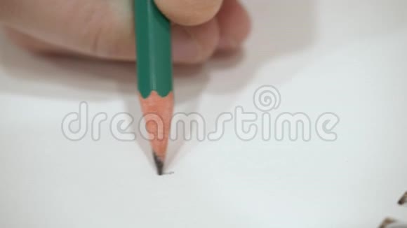用铅笔在白纸上画小手视频的预览图