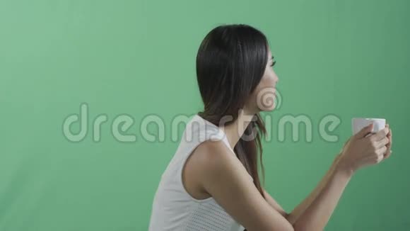 一个年轻的中国女人喝酒视频的预览图