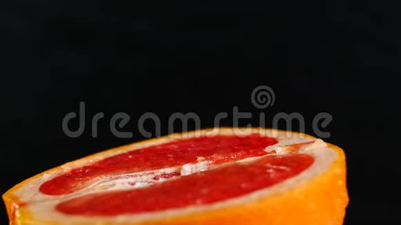 一半的葡萄柚在黑色背景上旋转视频的预览图