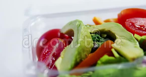 塑料容器中的新鲜蔬菜视频的预览图