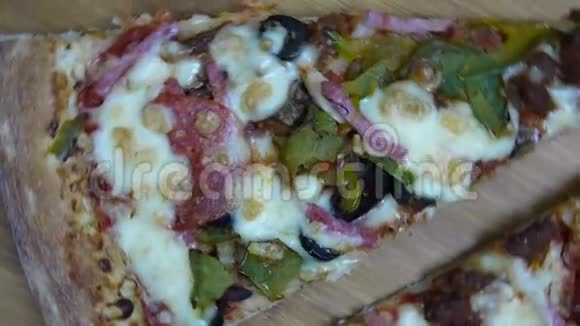 新鲜出炉的意大利披萨片视频的预览图