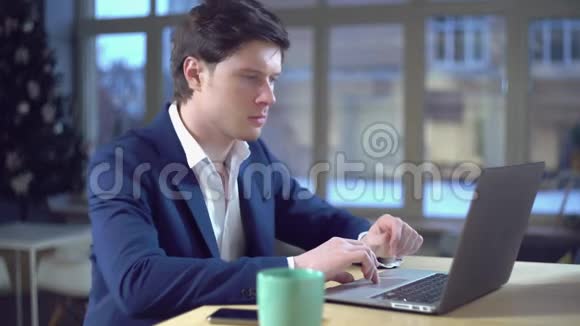肖像商人在电脑上阅读文章视频的预览图