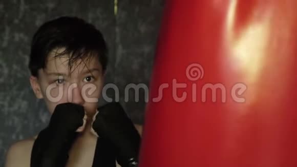 年轻的职业拳击手在训练中练习打击技巧视频的预览图