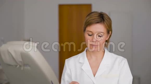 医生护士在外科医生面具后面微笑视频的预览图