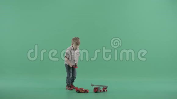 小男孩玩遥控玩具车视频的预览图