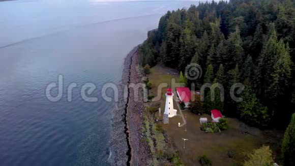 飞越Quadra岛灯塔Quadra岛加拿大马格德角视频的预览图