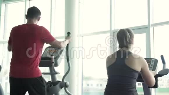 后景体育人员在健身房训练视频的预览图