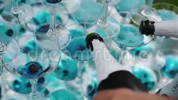 酒保把香槟从金字塔上倒入酒杯视频的预览图