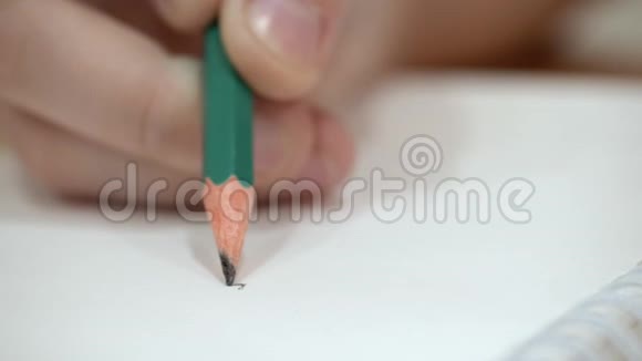 用铅笔在白纸上画小手视频的预览图