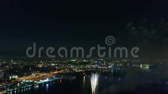 宾夕法尼亚州费城特拉华河上空的烟火视频的预览图