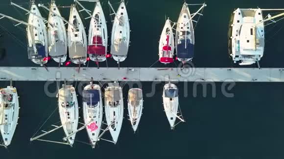 在克罗地亚的游艇俱乐部和码头的空中景观4K摩洛哥比奥格拉德视频的预览图