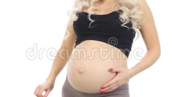 孕妇腹部有一个红苹果白色特写视频的预览图