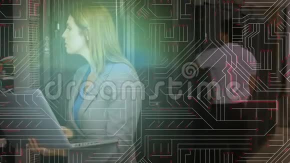 男人和女人在电脑服务器上工作而发光的主板在前台移动视频的预览图