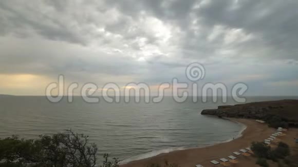 海水日落带着沙滩伞在泻湖上晒太阳视频的预览图