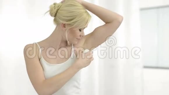 女人用除臭剂视频的预览图