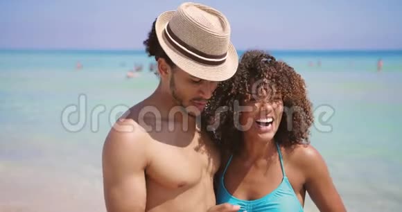 在海滩上自拍的情侣视频的预览图