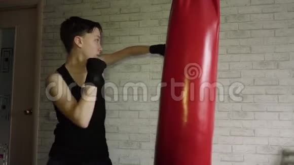 年轻的职业拳击手在训练中练习打击技巧视频的预览图