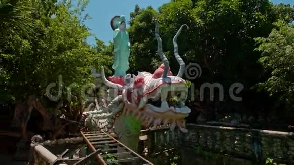 热带公园有女神雕像的奇妙彩龙视频的预览图