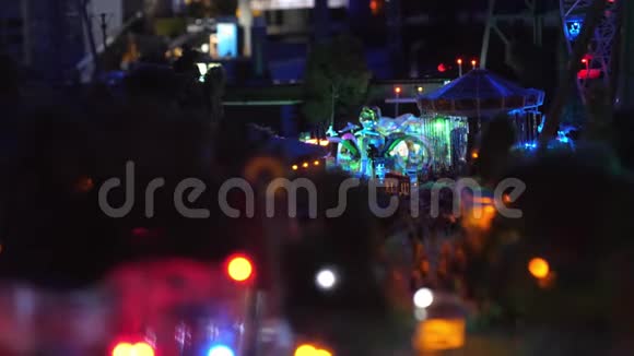 颜色鲜艳的旋转木马闪烁的灯光在夜晚缓慢的运动3840x2160视频的预览图