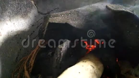 壁炉里燃烧的木头视频的预览图