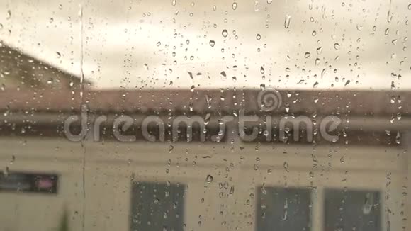 火车车窗上的水滴视频的预览图