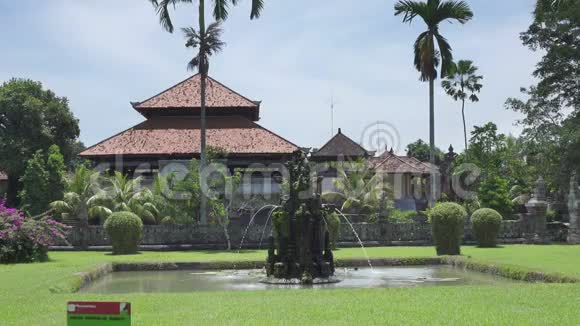印尼巴厘岛塔曼阿云寺建于1634年在阳光明媚的日子里观赏全景视频的预览图