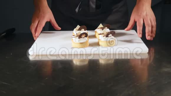 厨师装饰甜点蛋糕收尾工作男人手糖果把巧克力蛋糕挂起来视频的预览图