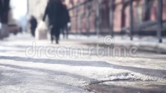 冬天黑白相间的城市街道上人们的影子和轮廓视频的预览图