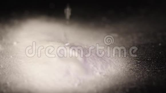 鼓泡粉的化学反应织构冷苏打醋视频的预览图