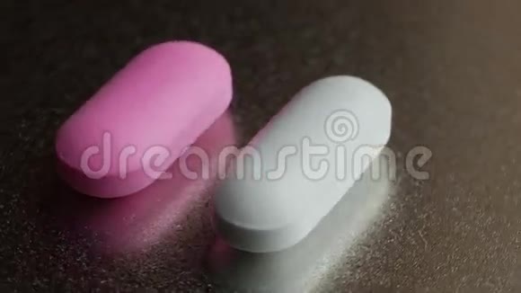 医学和药物两片药开启银色背景视频的预览图