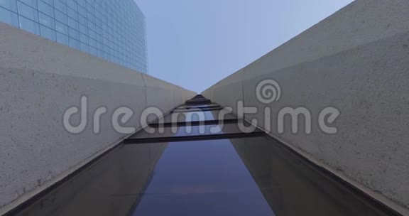 现代玻璃建筑混凝土侧面向上视频的预览图