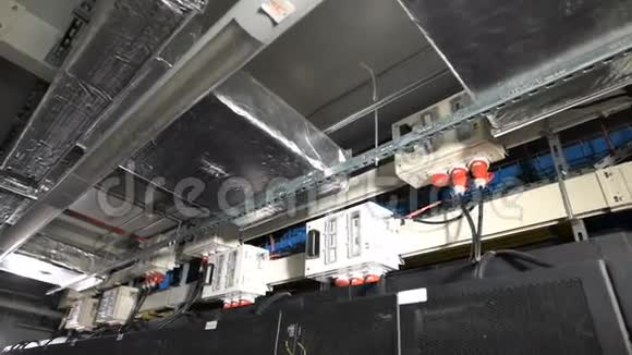几个电力单位在内部设有一个开关连接在工业厂房的天花板下视频的预览图