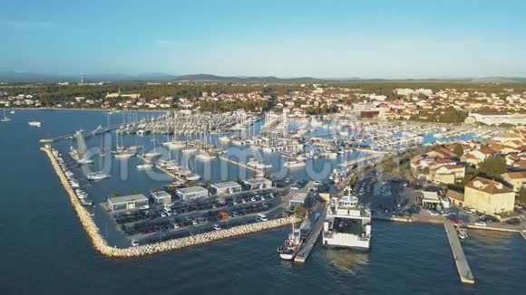 在克罗地亚的游艇俱乐部和码头的空中景观4K摩洛哥比奥格拉德视频的预览图