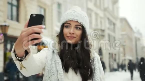 智能手机女士自拍自画像照片幸福寒假视频的预览图