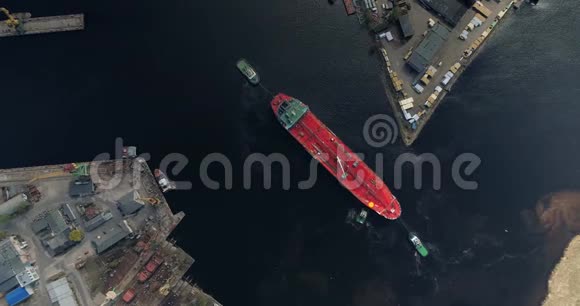 油轮在河中与拖海洋大型商船巡航无人机飞行4k视频的预览图