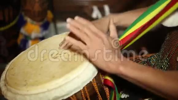 非洲打击乐传统音乐近距离的人的双手鼓出一个非洲皮肤覆盖的djembe的节拍视频的预览图