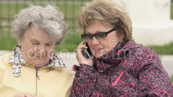 两个女人在户外讨论家庭问题视频的预览图