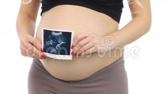 孕妇用超声波扫描婴儿白色特写视频的预览图