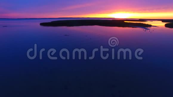 日落时分美丽的泻湖空中拍摄视频的预览图