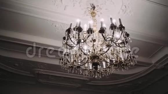 吊灯挂在天花板上视频的预览图